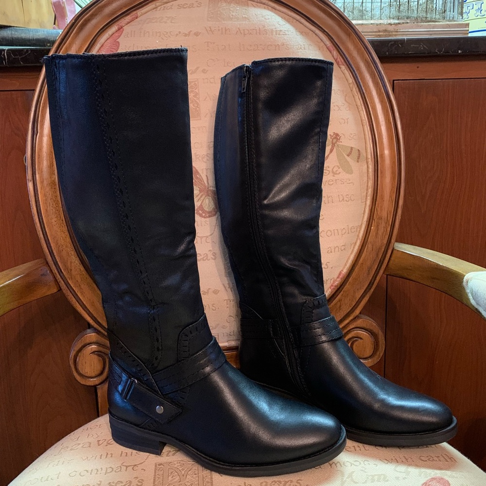 Brand New Bare Traps Abram Boots in black
